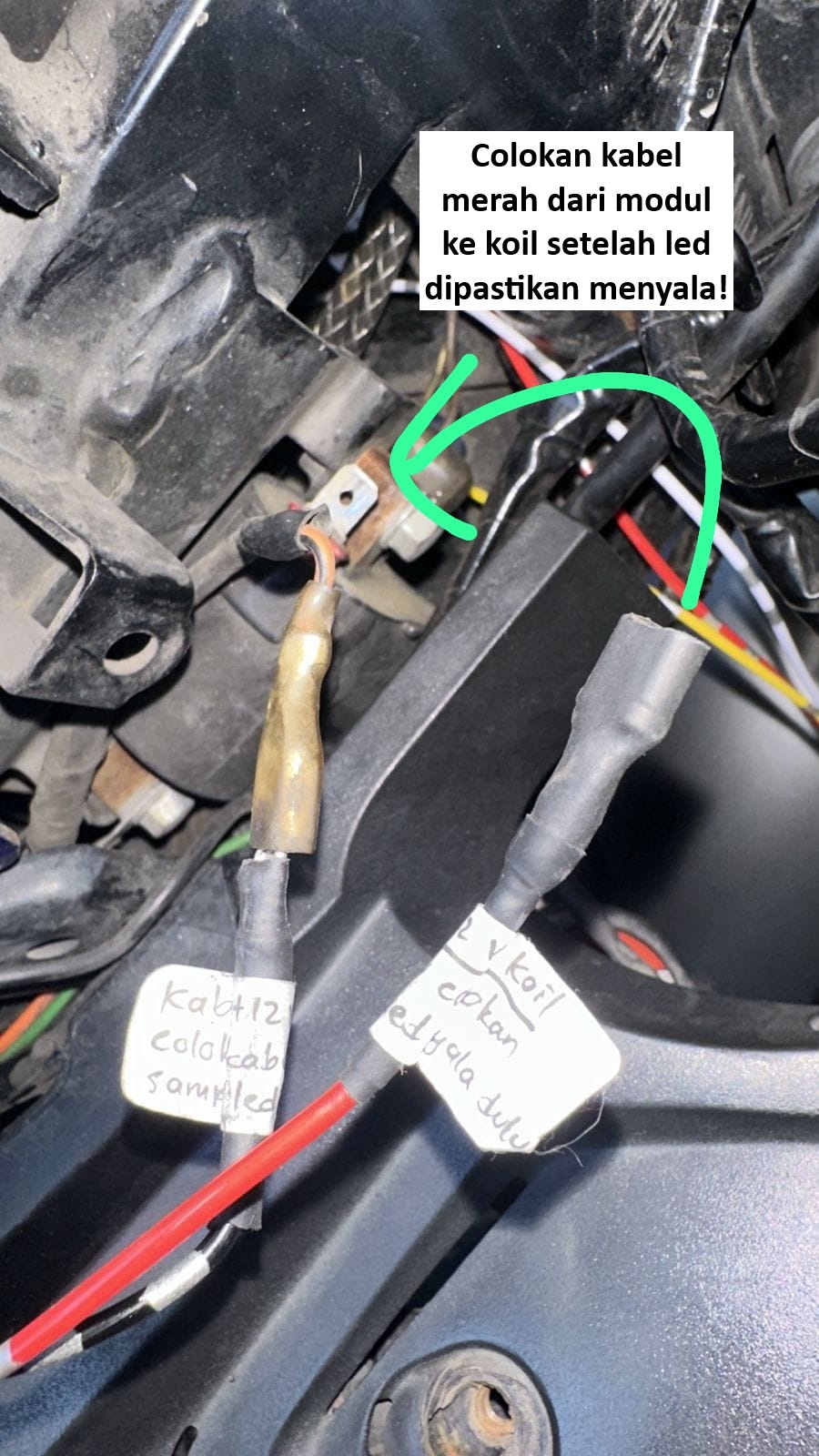 Menghubungkan kabel output modul kembali ke koil